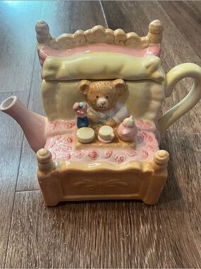 Vintage Hallmark/Houston Harvest ceramic teapot- Mamma Bear Breakfast in Bed